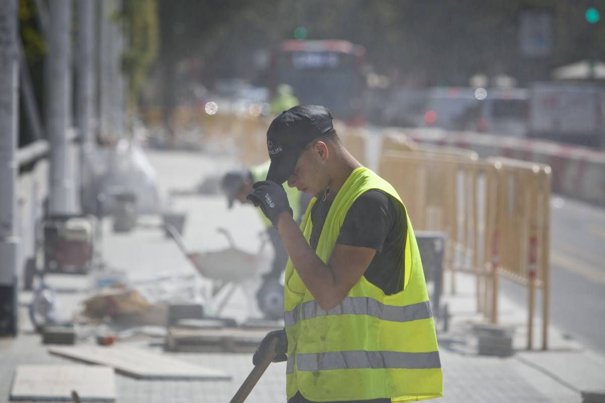 Uns obrers treballant al carrer a ple sol - Nebridi Aróztegui Uns obrers treballant al carrer a ple sol