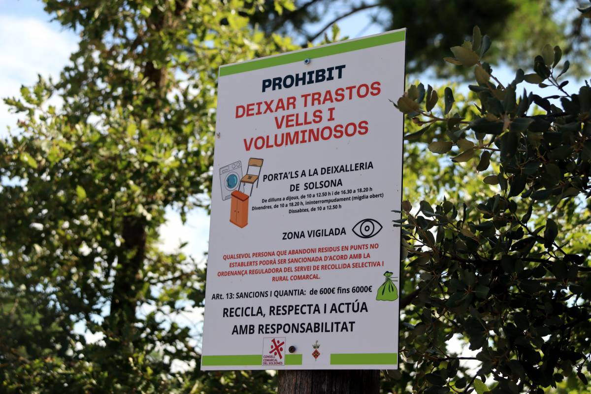 Un cartell indica que està prohibit deixar trastos vells i voluminosos a un punt de recollida del Solsonès - Mar Martí Un cartell indica que està prohibit deixar trastos vells i voluminosos a un punt de recollida del Solsonès