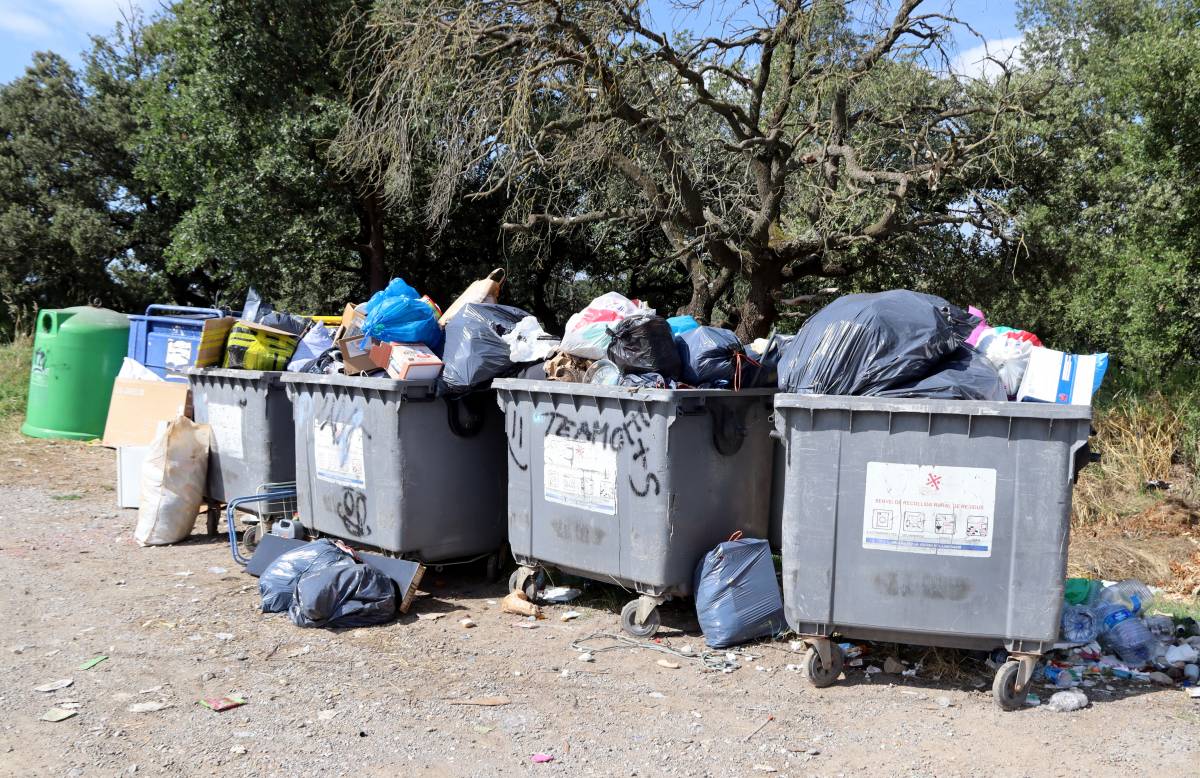 Contenidors plens en un punt de recollida de residus rurals del Solsonès - Mar Martí Contenidors plens en un punt de recollida de residus rurals del Solsonès