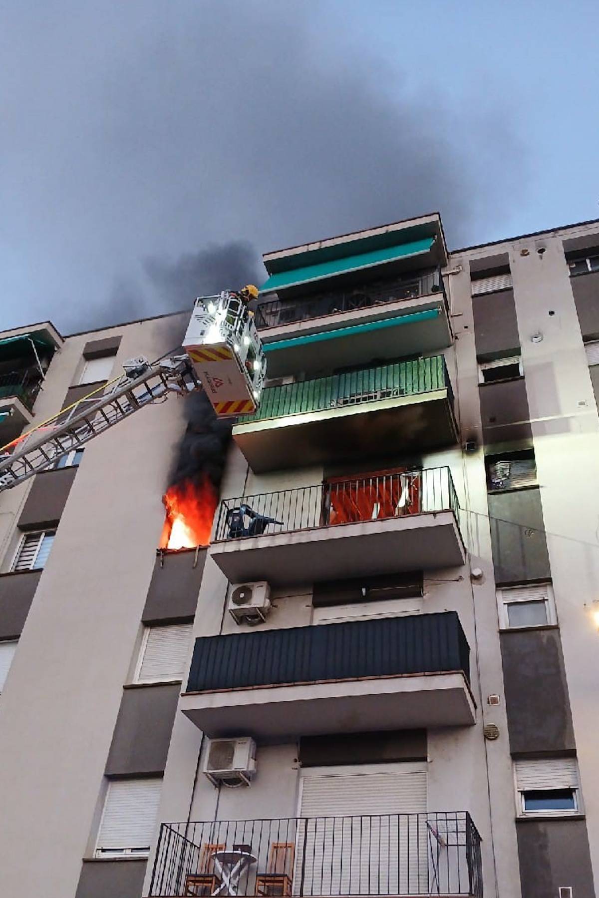 Un incendi en un edifici de Sarrià de Ter acaba amb 19 ferits