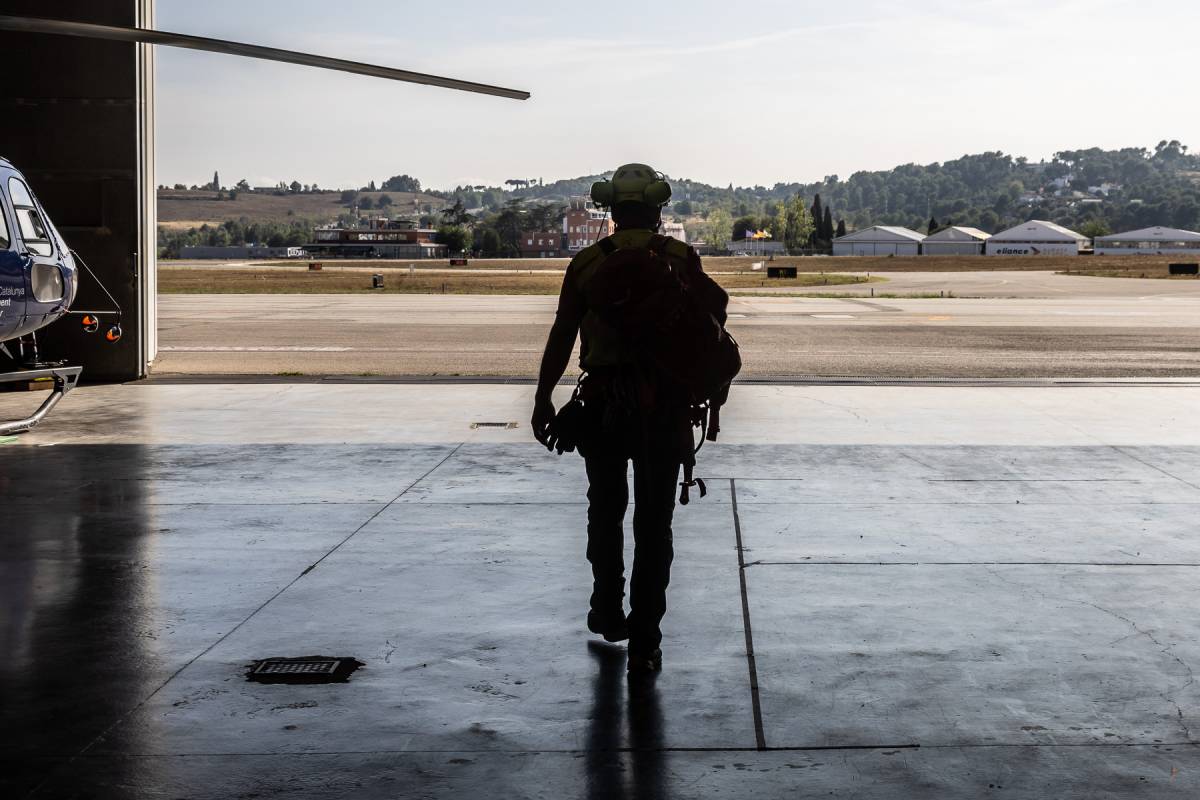 Un membre dels serveis d`emergència a l`aeroport de Sabadell - Juanma Peláez Un membre dels serveis d`emergència a l`aeroport de Sabadell