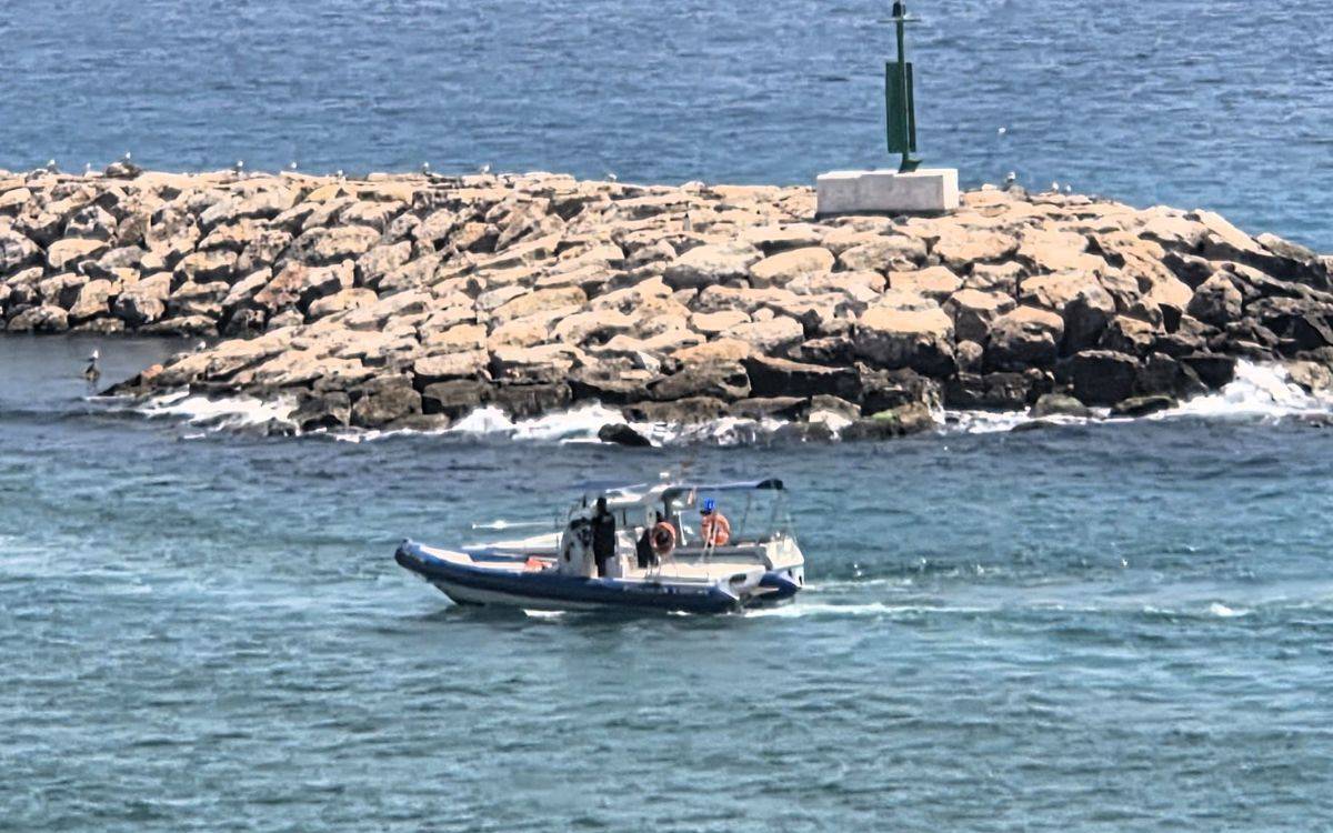 Rescat in extremis d’una embarcació sense control a l’entrada del port de Torredembarra