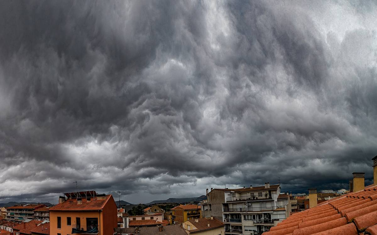 Amenaçant cel de pluja a Vic, juliol del 2025.