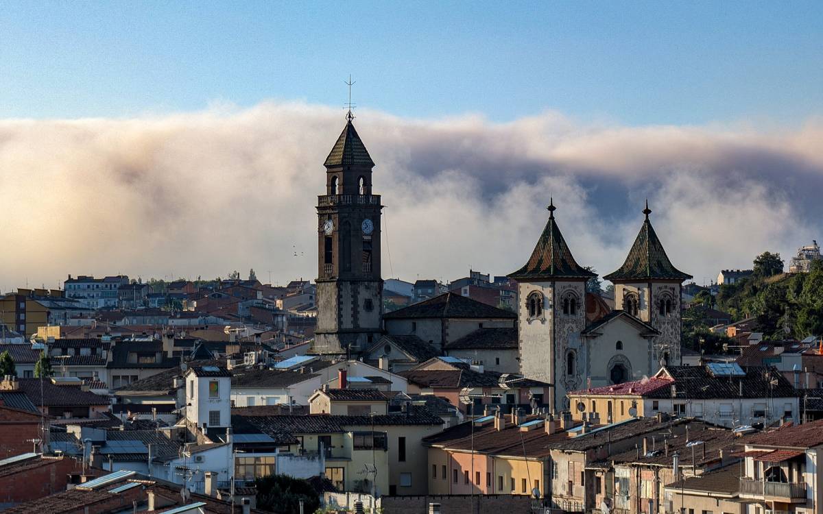 Torelló i la boira de fons, juliol del 2025.