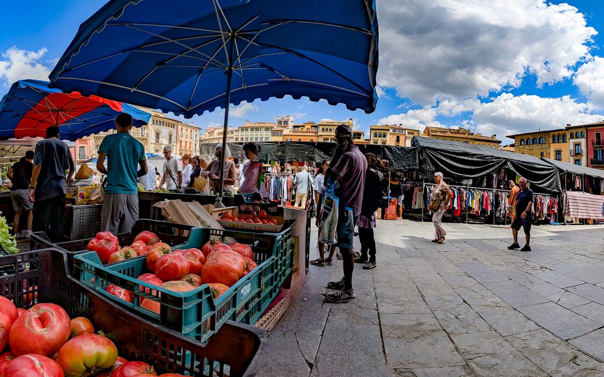 Els núvols amenaçant el mercat setmanal de la plaça Major de Vic, agost del 2025.