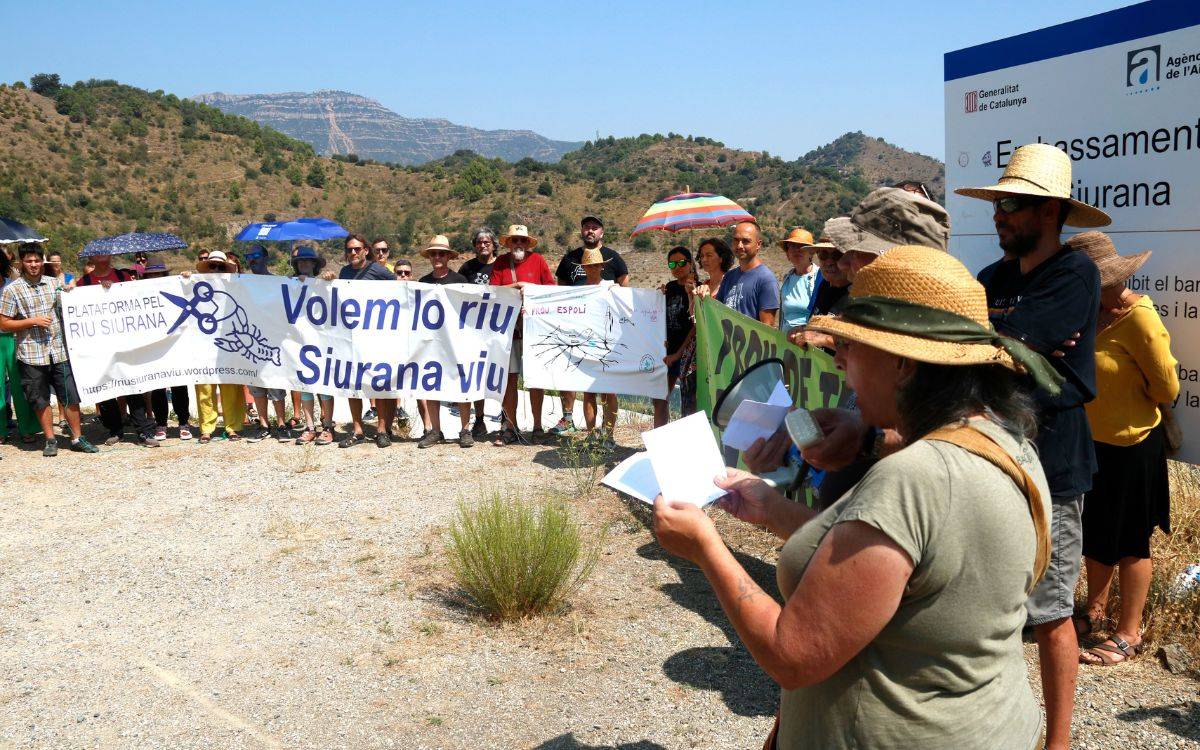 Un centenar de persones es concentren al pantà de Siurana per denunciar el transvasament d'aigua a Riudecanyes