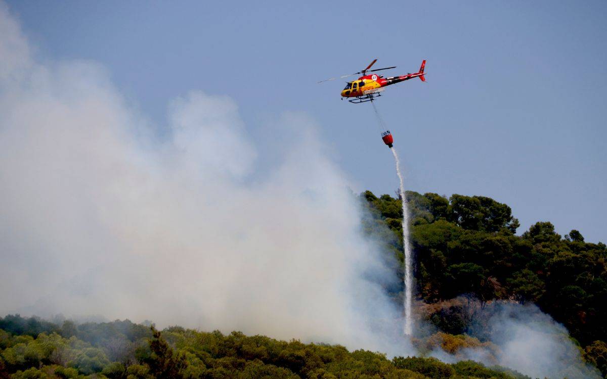 Una dotzena de dotacions treballen en un incendi forestal a Alforja