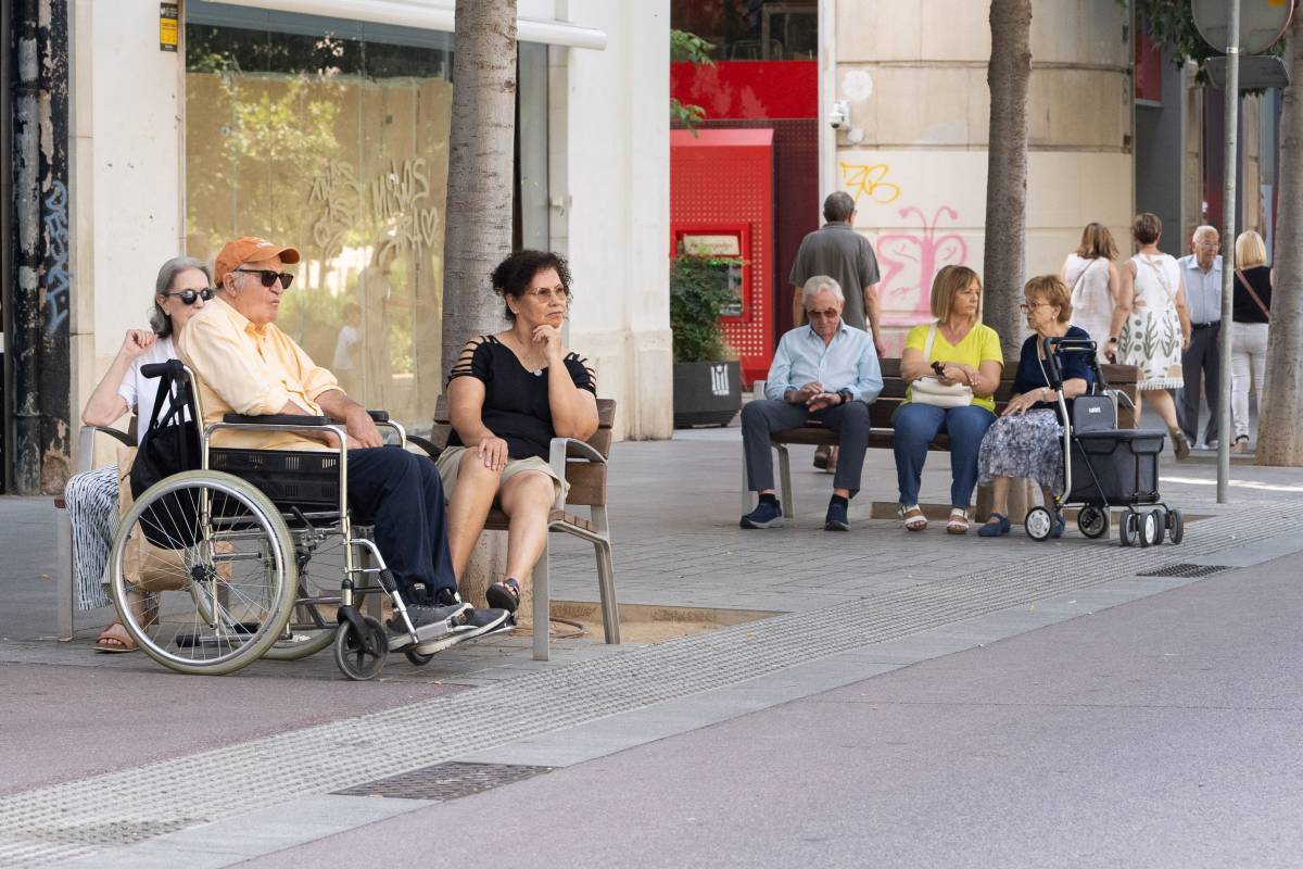 Gent gran al centre de Sabadell, asseguda als bancs - David Chao Gent gran al centre de Sabadell, asseguda als bancs