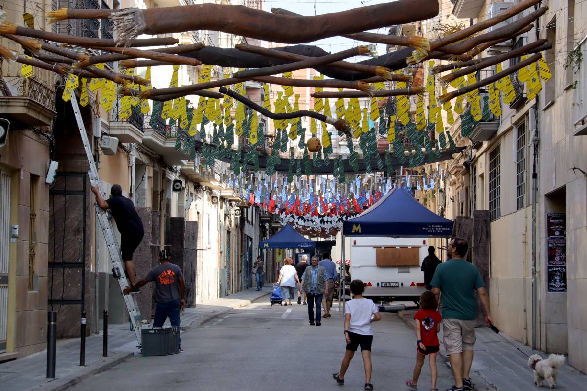 Carrers guarnits a la festa major de Sants 2025