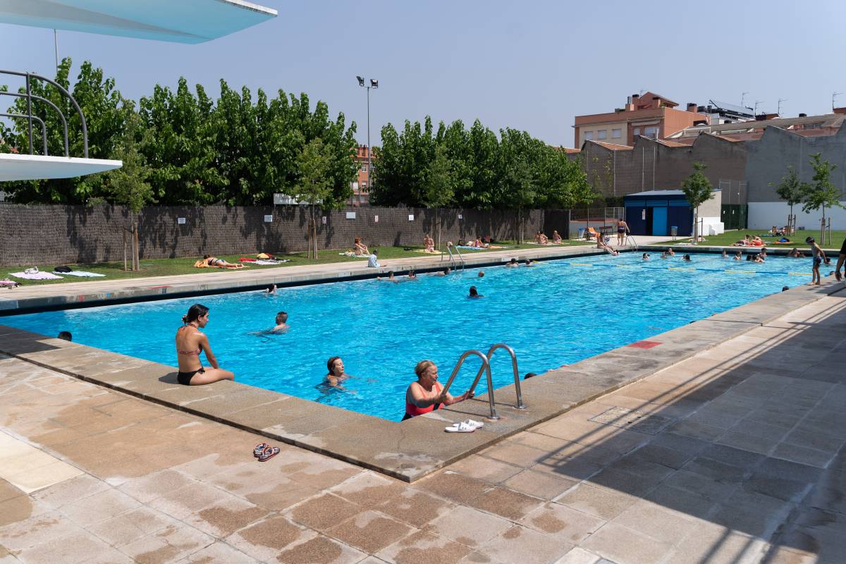 La piscina de Can Marcet, plena de gent - David Chao La piscina de Can Marcet, plena de gent