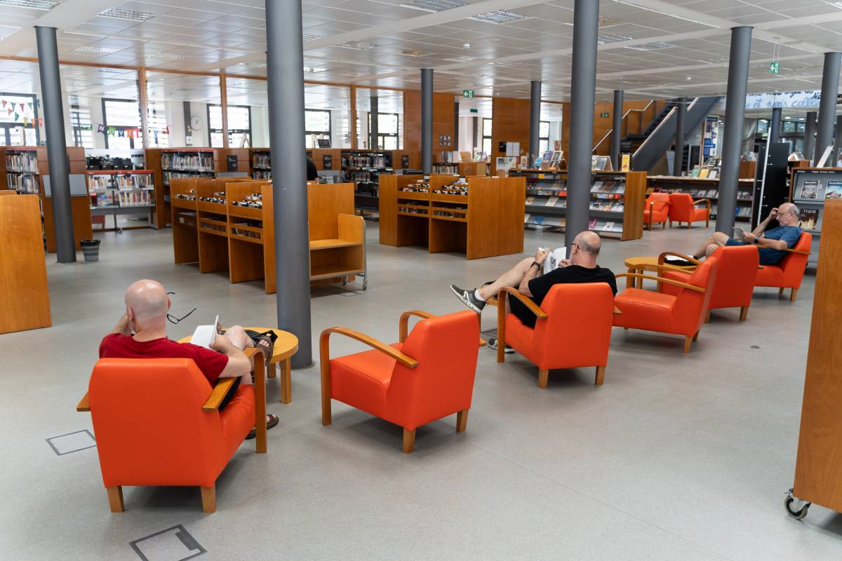 La Vapor Badia, refugi climàtic, única biblioteca oberta a l`agost - David Chao La Vapor Badia, refugi climàtic, única biblioteca oberta a l`agost