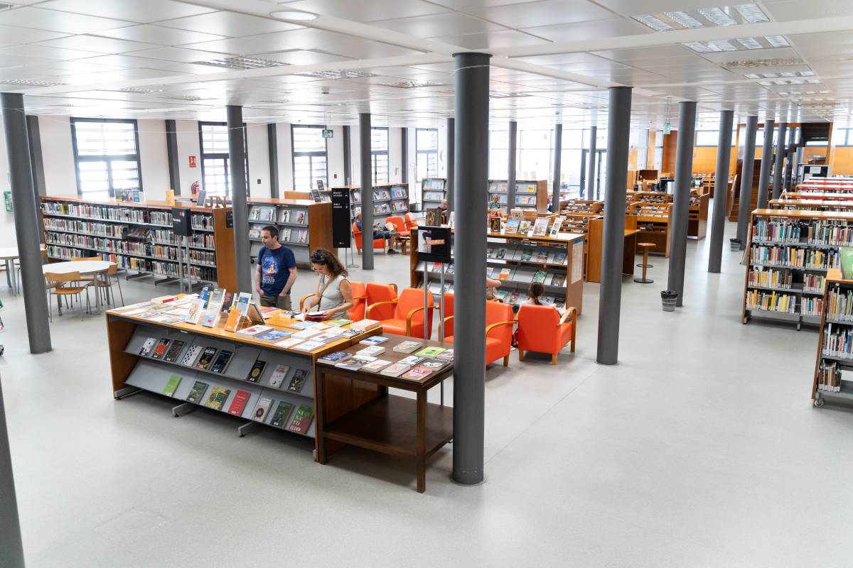 La Vapor Badia, refugi climàtic, única biblioteca oberta a l'agost - David Chao