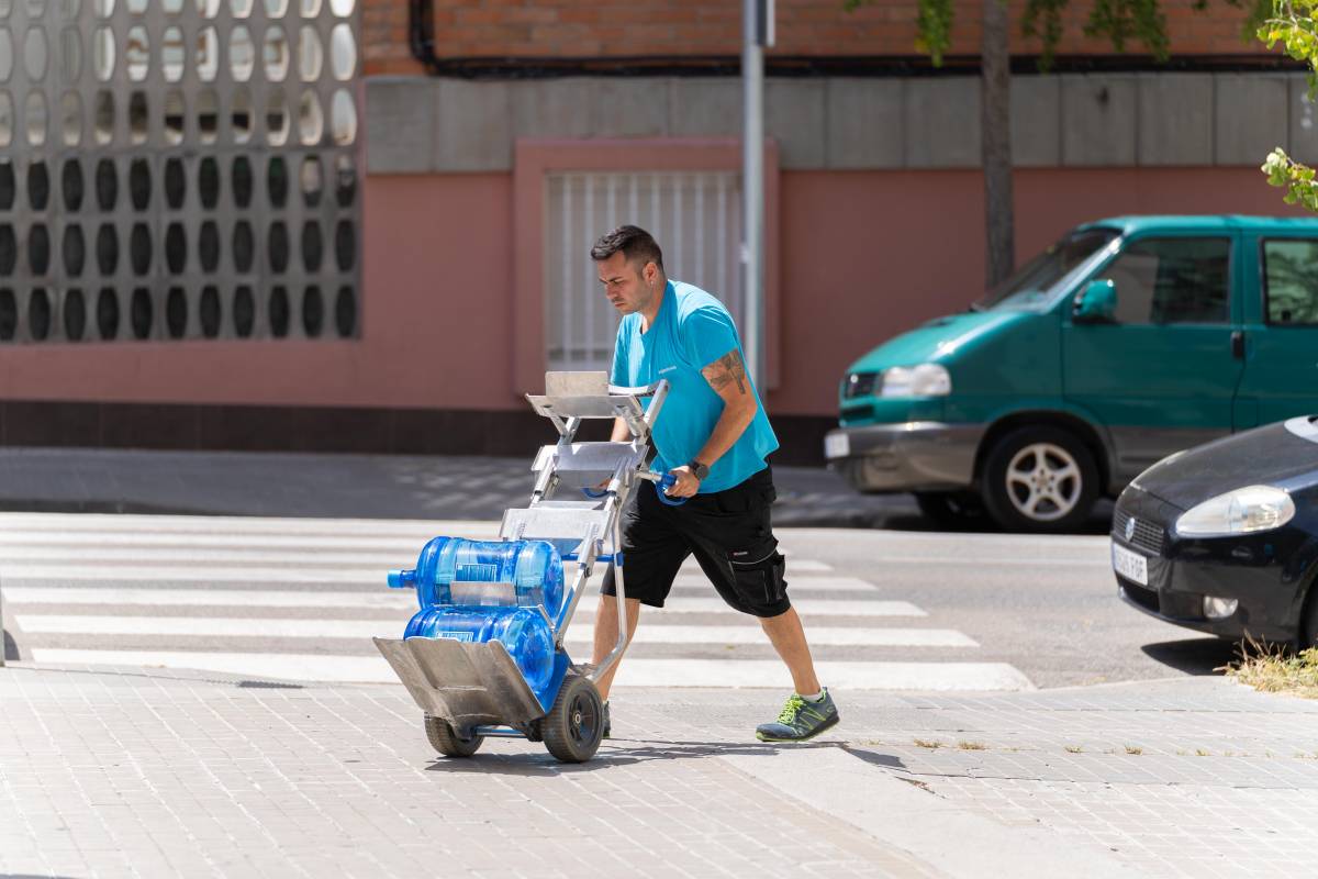 Un home treballant a ple sol