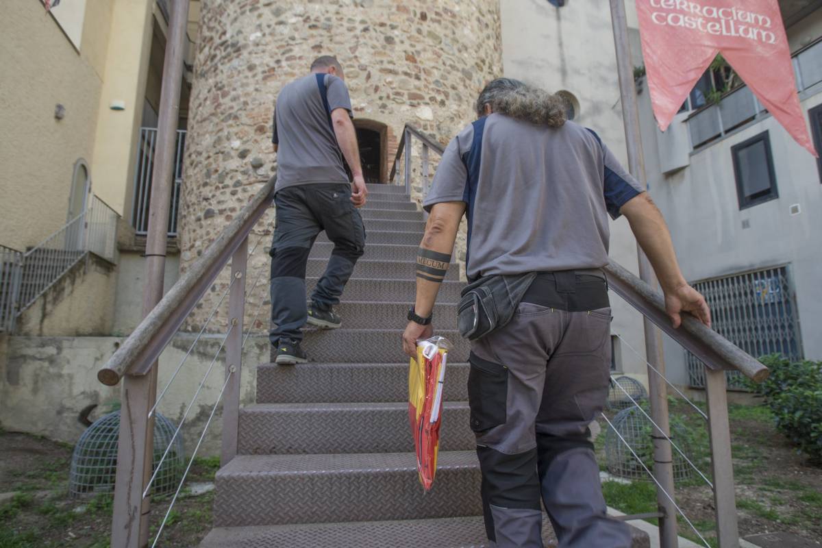 FOTOS | El canvi de bandera a la Torre del Palau