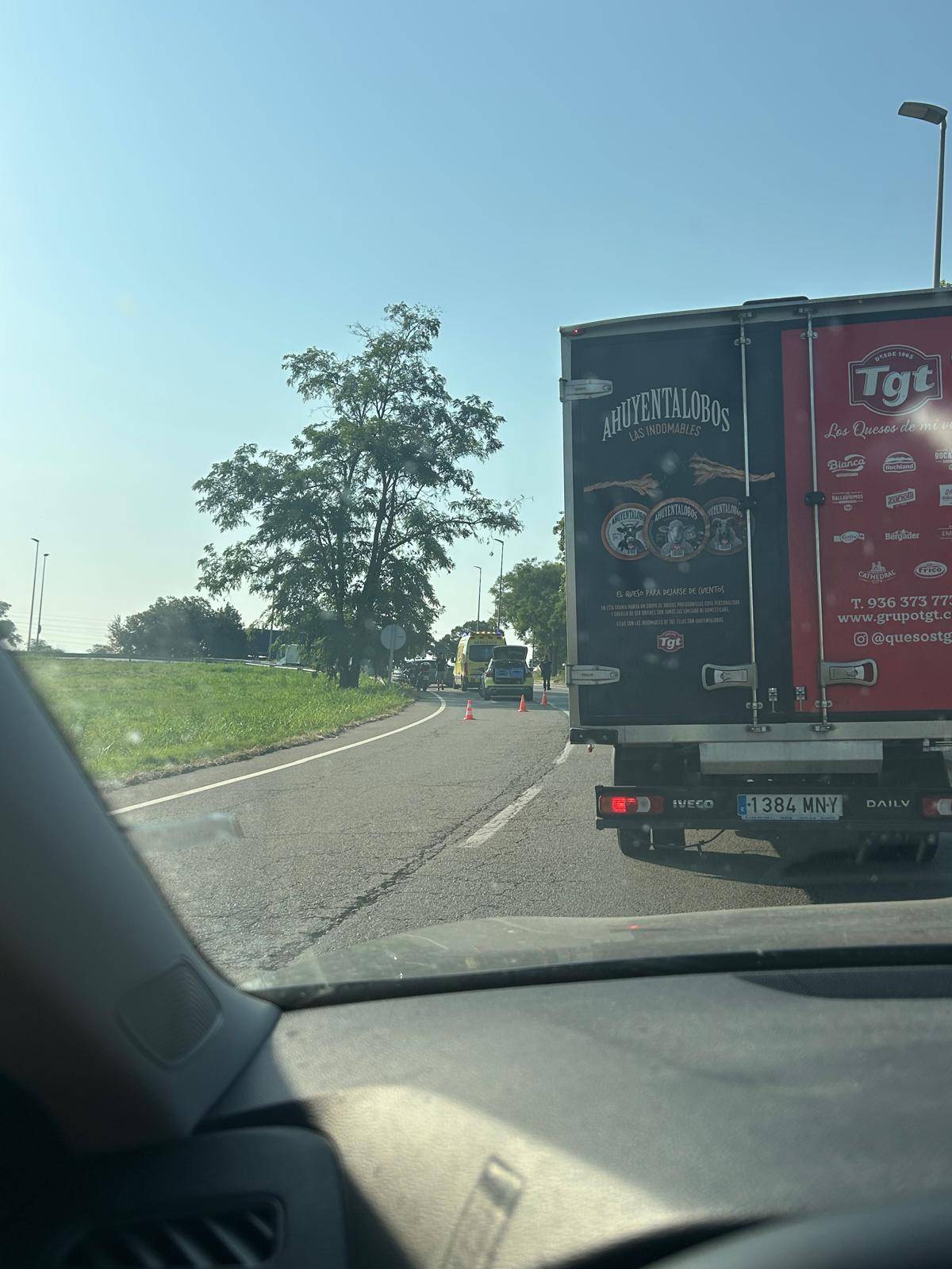 Accident a la rotonda d'entrada a Sabadell des de Castellar