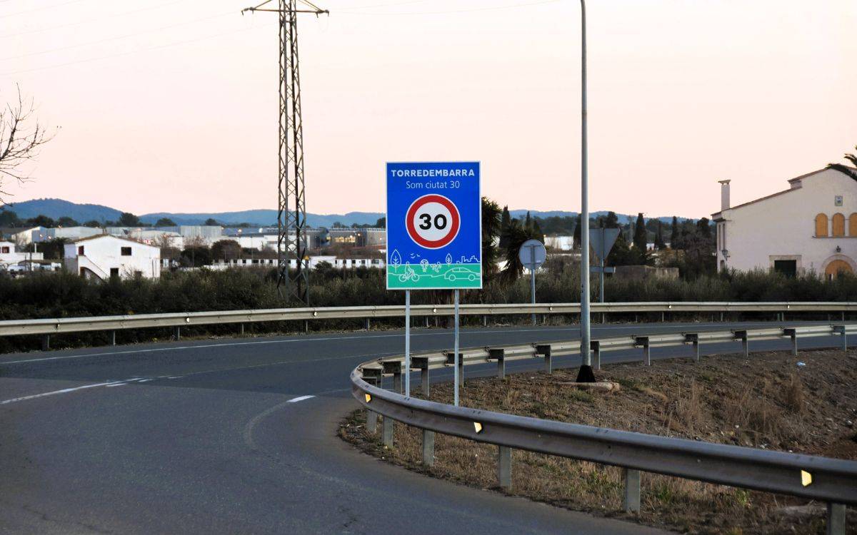 Torredembarra impulsa la mobilitat sostenible amb un nou tram de carril compartit i enllumenat a l'N-340a