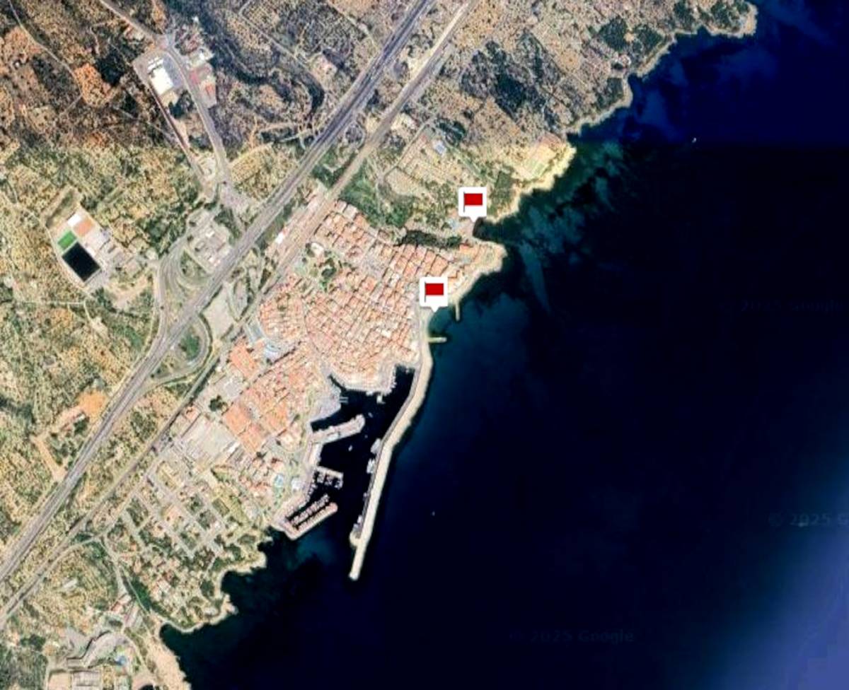 Tanquen totes les platges de l’Ametlla de Mar per una taca blanca d’origen desconegut amb olor química