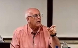 L'alcalde de Paiporta expulsa una veïna del ple que volia imposar el castellà: «Respondré en valencià, et fots»