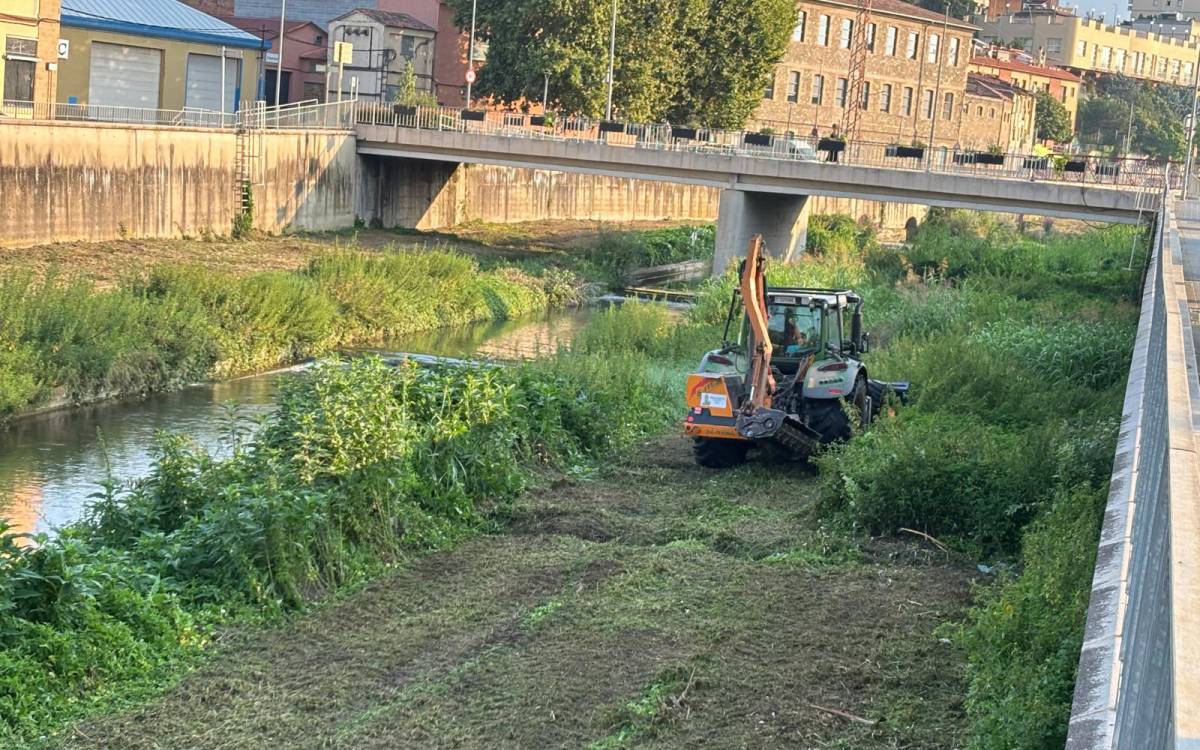 Torelló inicia tasques de desbrossament i neteja de residus al tram urbà del riu Ges
