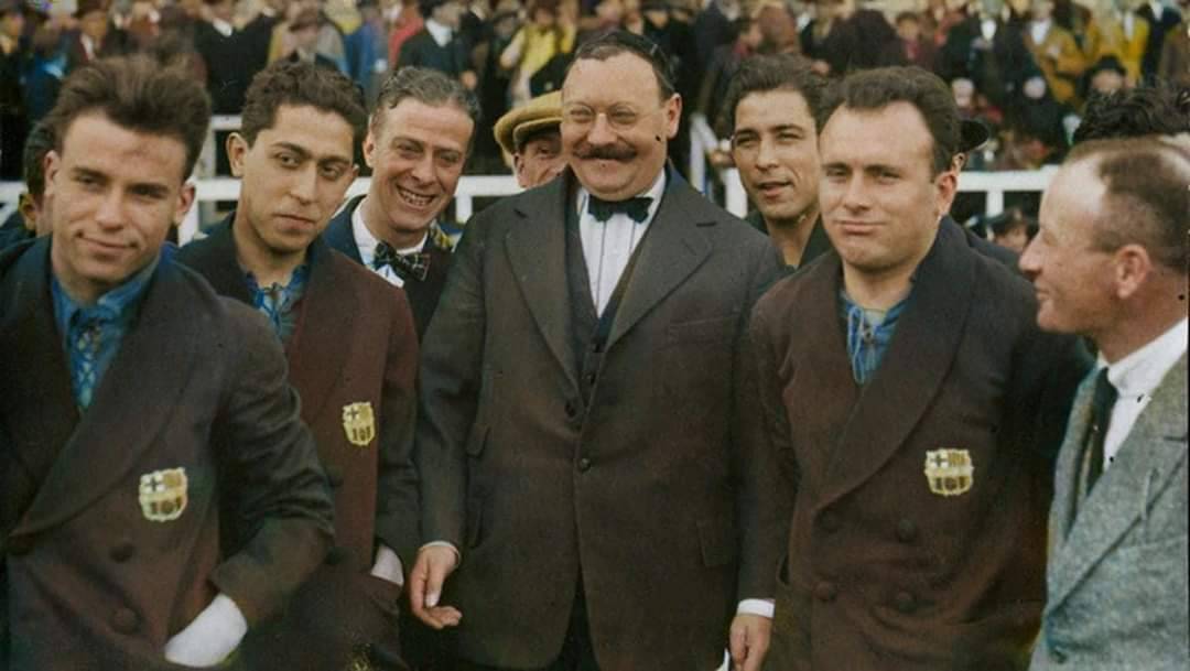 El president Gamper amb un grup de jugadors del Barça en una imatge de l’inici de la dècada dels 20 del segle XX