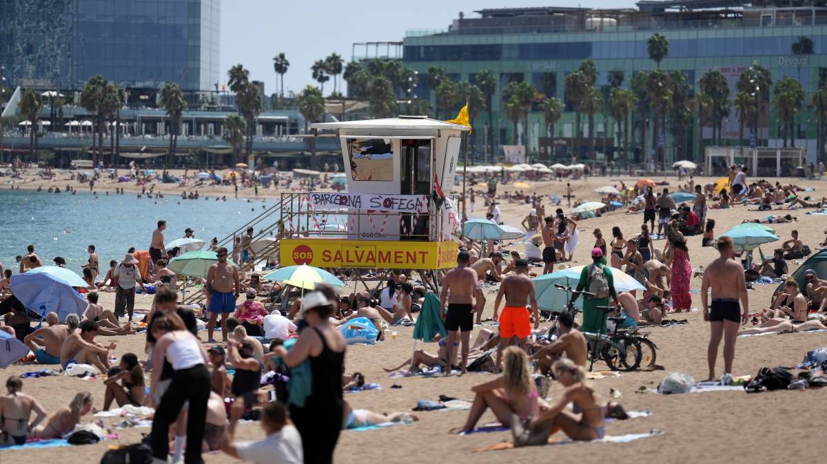 La vaga de socorristes de Barcelona s’enquista: què separa l’Ajuntament i els sindicats?