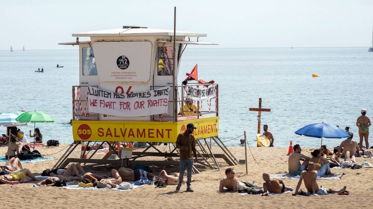 Pancartes a les parades de salvament de la platja de Sant Sebastià a Barcelona - Hugo Fernández