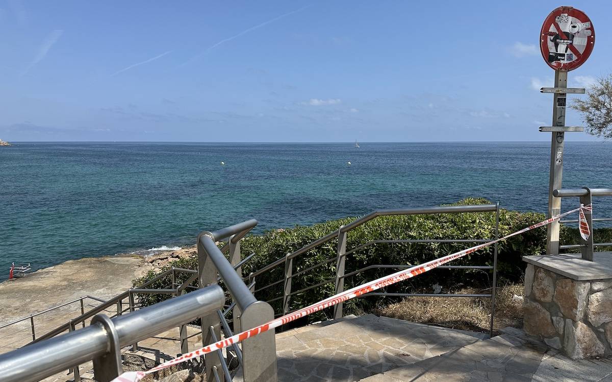 Es manté la prohibició de banyar-se a les platges de l'Ametlla de Mar però ja ha marxat la taca a l'aigua