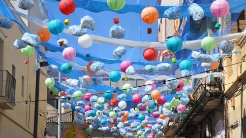 Festes de Sants 2025: cartell, pregó, carrers guarnits i programa 