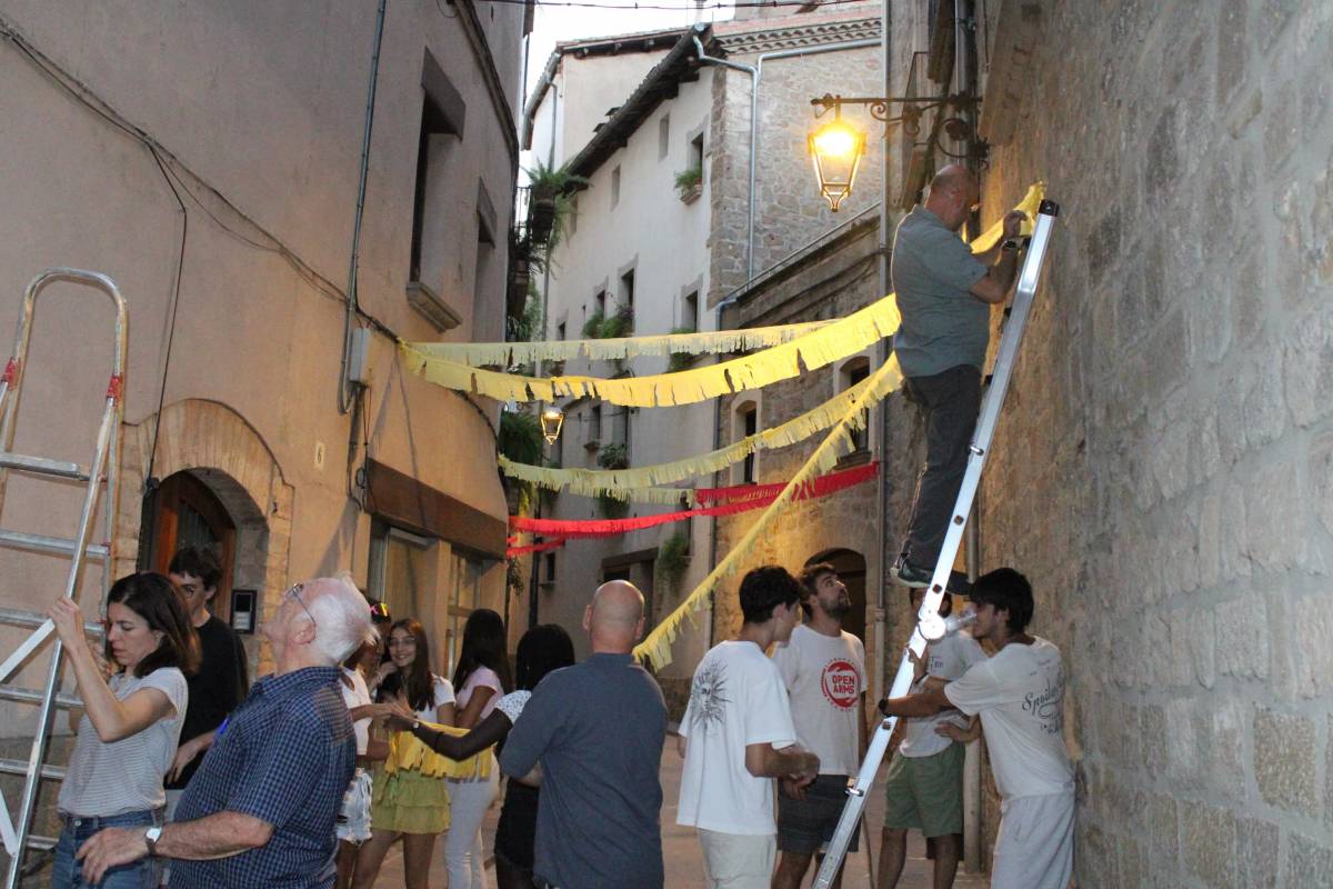 Engalanant els carrers - Ramon Estany Engalanant els carrers