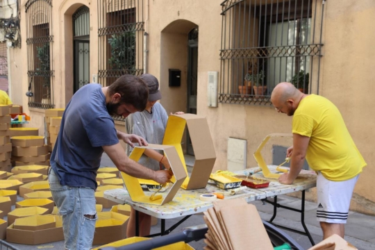 El veïnat de Gràcia treballa contrarellotge per enllestir els guarnits dels carrers