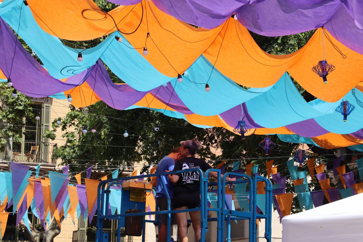 Un dels carrers que es preparen per la Festa Major de Gràcia