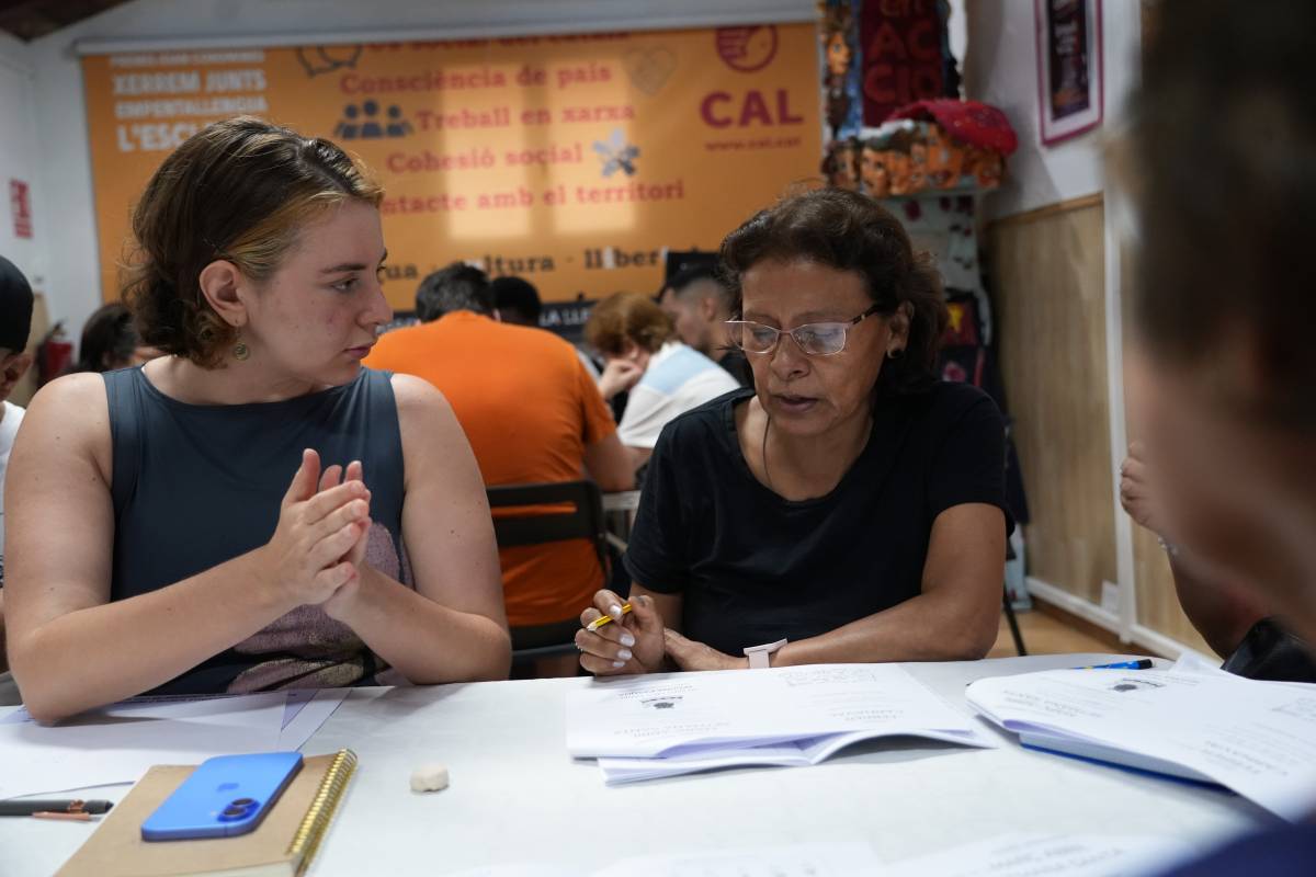 Una voluntària del Xarrem Junts - ACN Una voluntària del Xarrem Junts