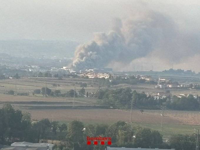 Treballen en un incendi a una nau d'un polígon industrial a Vic