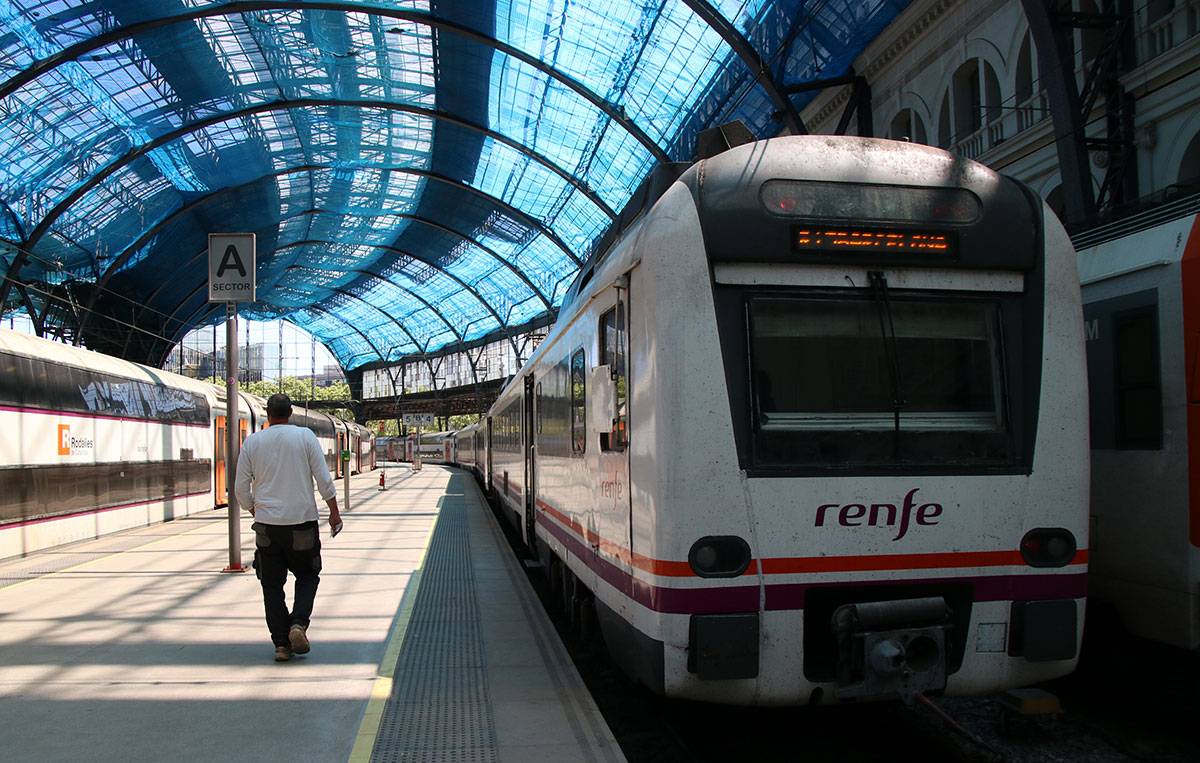 Desallotjats 130 passatgers d'un tren regional avariat a Móra la Nova