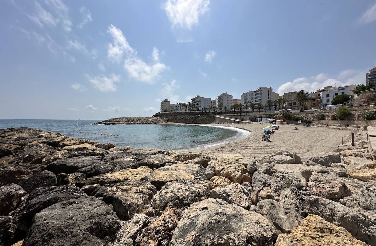 Les platges de l'Ametlla de Mar, reobertes este dissabte sense restes de la taca viscosa