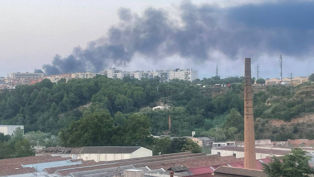 VÍDEO | Un incendi en una nau de Sabadell genera una densa cortina de fum visible a tota la ciutat