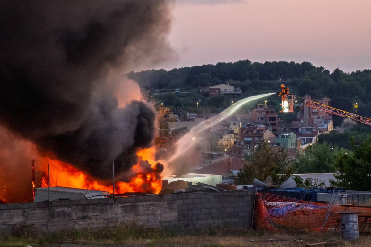 Incendi entre Sabadell i Polinyà, al marge de la C-155 - Juanma Peláez Incendi entre Sabadell i Polinyà, al marge de la C-155