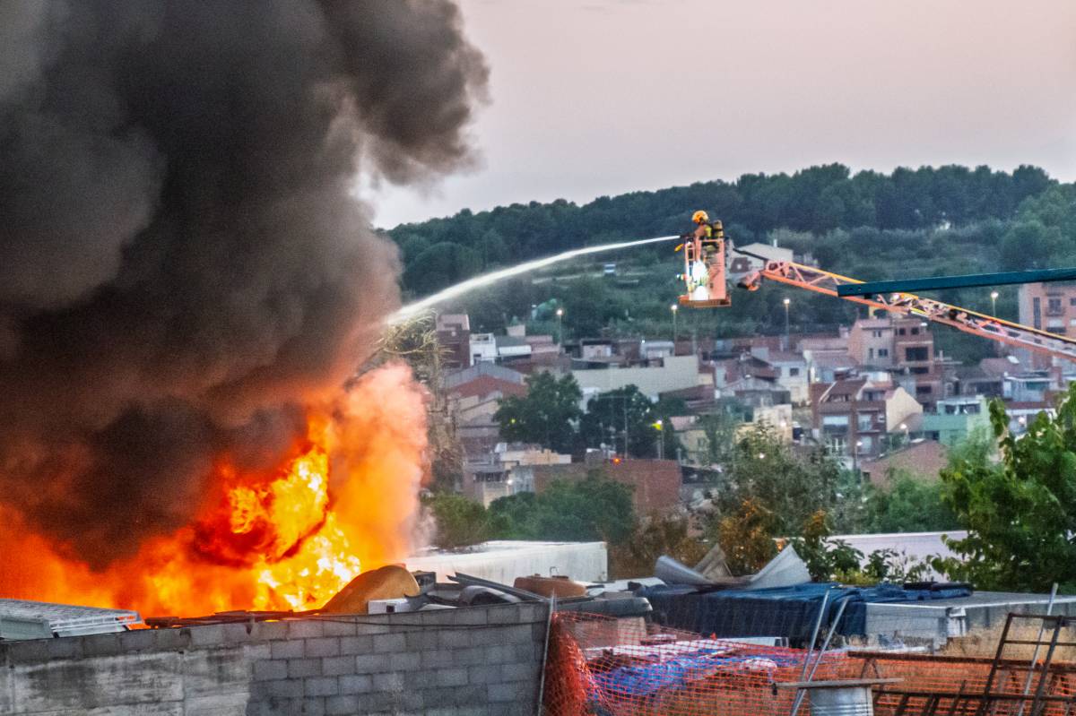 Incendi entre Sabadell i Polinyà, al marge de la C-155 - Juanma Peláez Incendi entre Sabadell i Polinyà, al marge de la C-155
