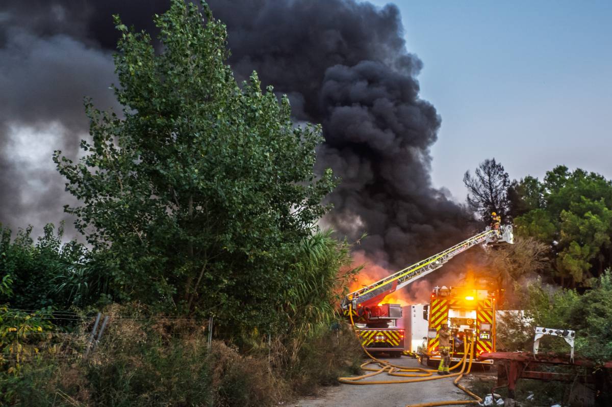 Incendi entre Sabadell i Polinyà, al marge de la C-155 - Juanma Peláez Incendi entre Sabadell i Polinyà, al marge de la C-155