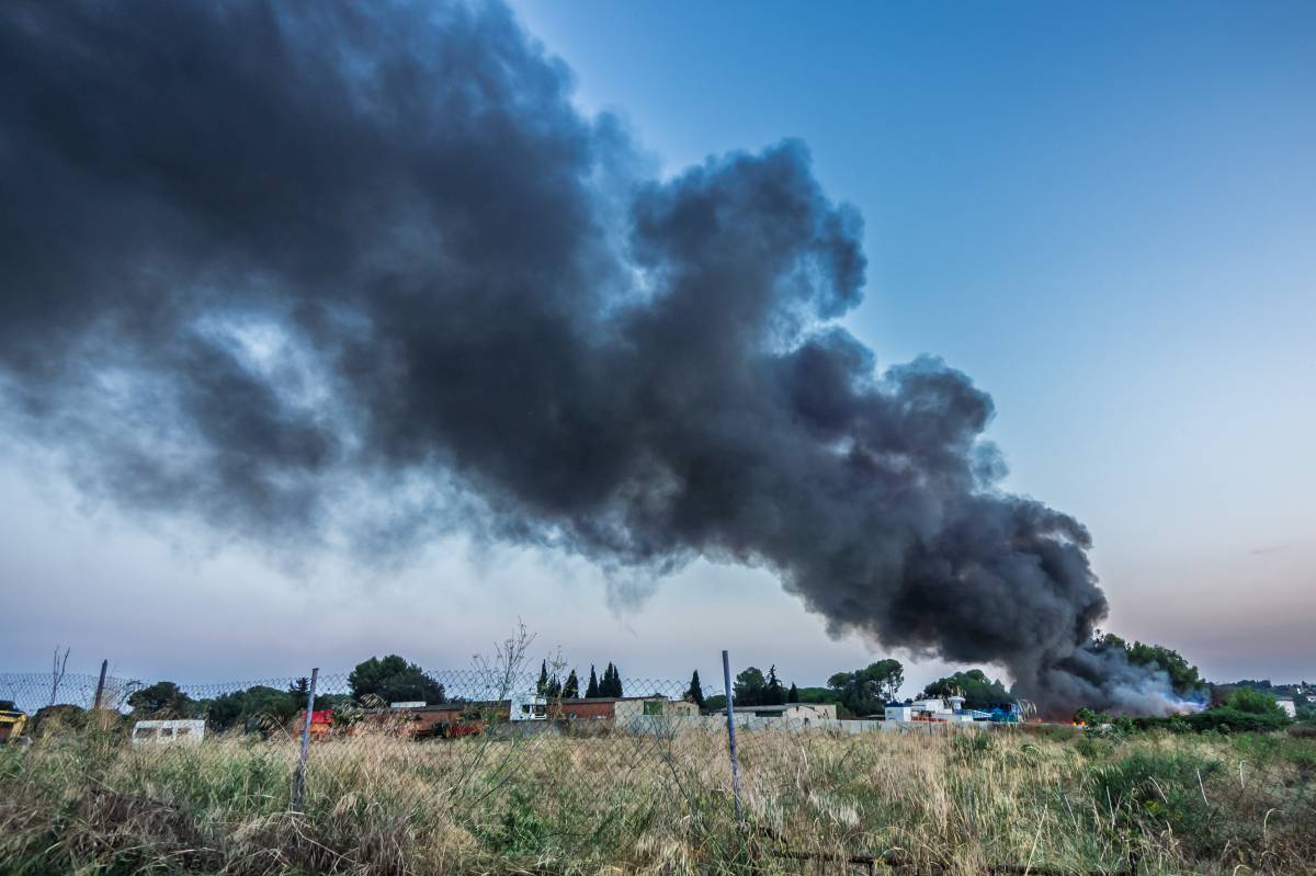 Incendi entre Sabadell i Polinyà, al marge de la C-155 - Juanma Peláez Incendi entre Sabadell i Polinyà, al marge de la C-155