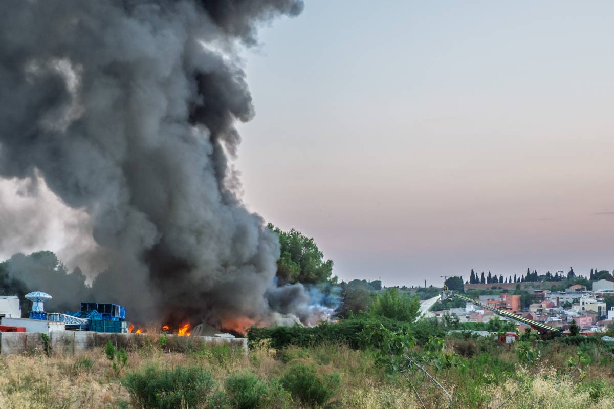 Incendi entre Sabadell i Polinyà, al marge de la C-155 - Juanma Peláez Incendi entre Sabadell i Polinyà, al marge de la C-155