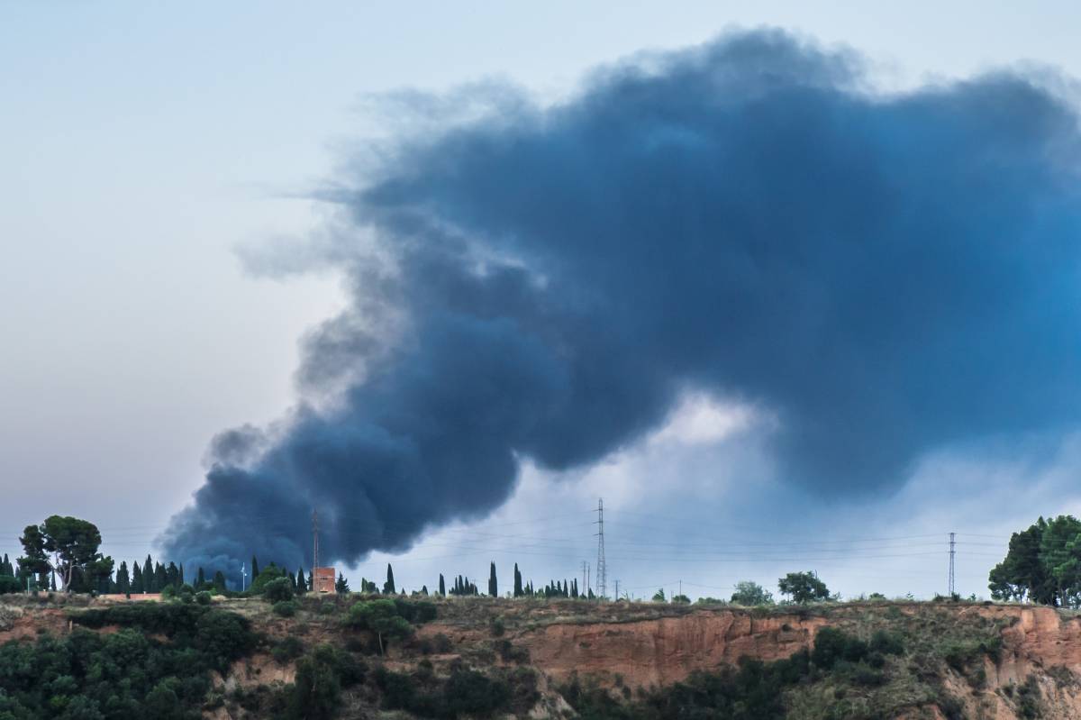 Incendi entre Sabadell i Polinyà, al marge de la C-155 - Juanma Peláez Incendi entre Sabadell i Polinyà, al marge de la C-155
