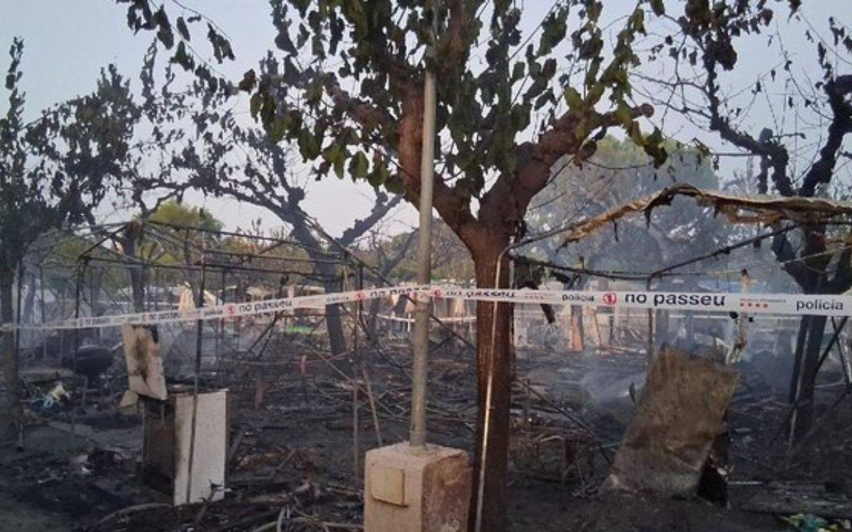 Un incendi crema 14 caravanes en un càmping del Vendrell i obliga a evacuar prop de 2.000 persones