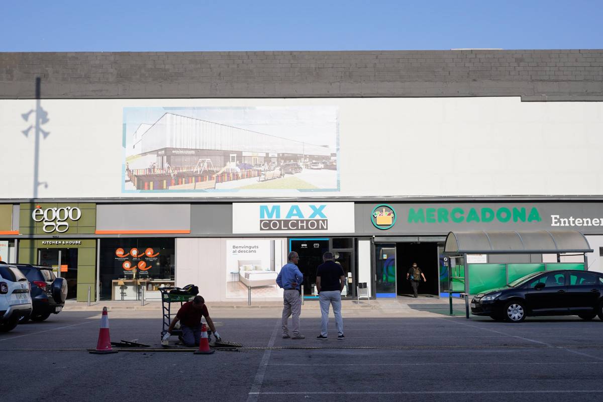 Dos treballadors del centre comercial parlant - David Chao