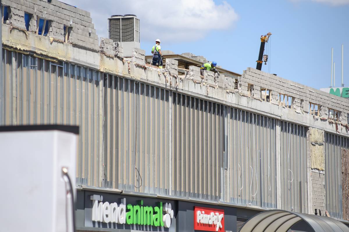 La façana de l`Edifici B del Via Sabadell fa uns dies