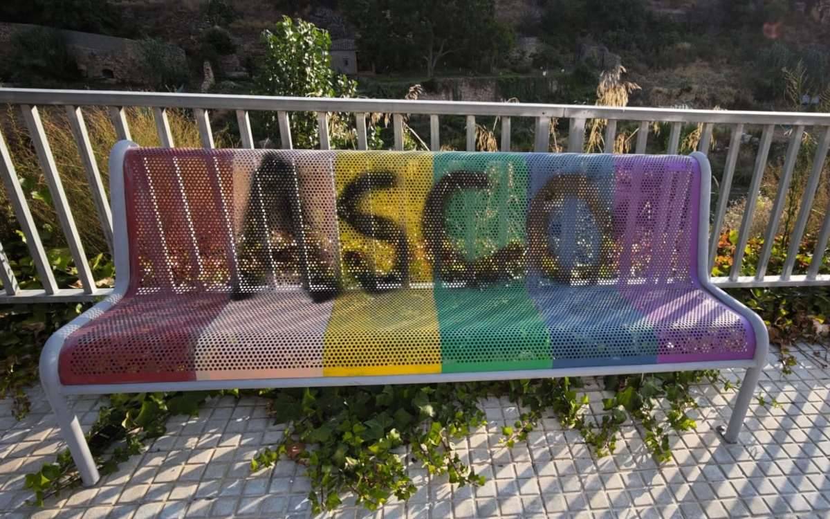 Indignació a l'Espluga de Francolí per una pintada LGTBI-fòbica en un banc irisat