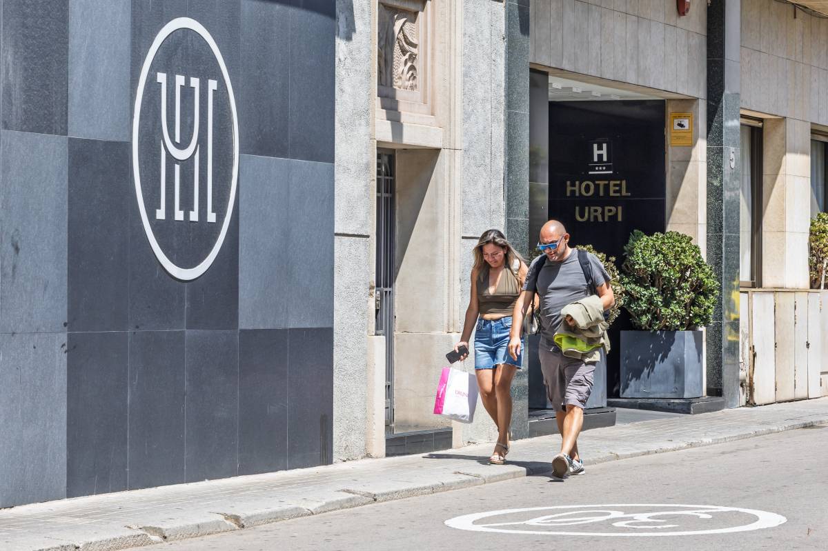 Una parella sortint de l'Hotel Urpí - Juanma Peláez