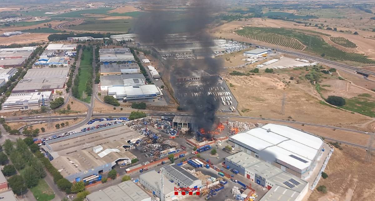 Els Bombers estabilitzen un incendi d’una nau al polígon dels Frares de Lleida