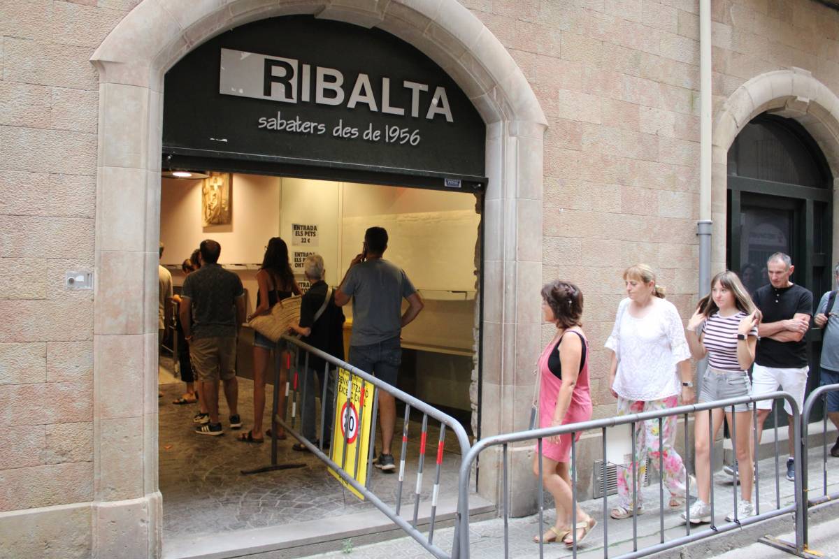 La guixeta de compra d'entrades s'ha ubicat aquest diumenge al local de calçats Ribalta, al carrer Castell  - 