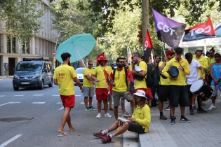 Els socorristes tornen a protestar davant la seu del PSC en l'onzè dia de vaga: «No hi ha cap avenç»